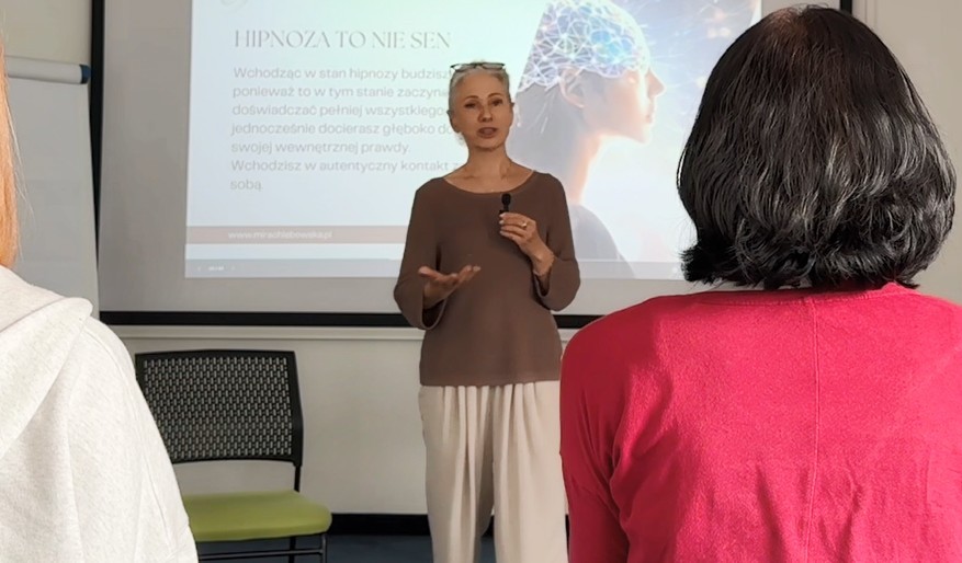 Mira Chlebowska prowadzi szkolenie z hipnozy